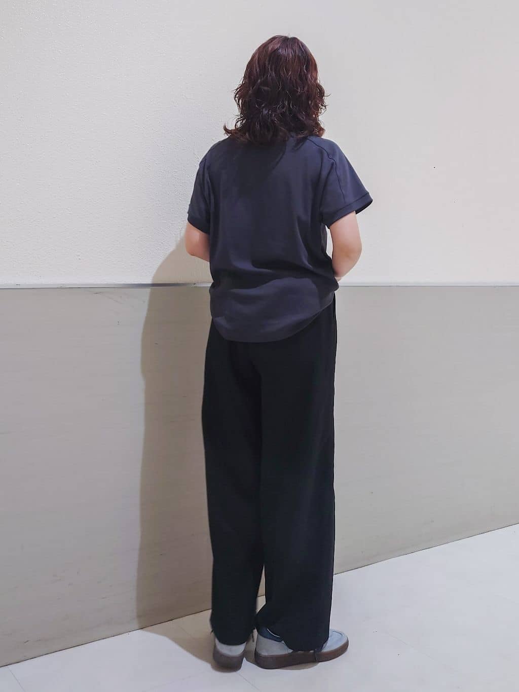 maruさんの「THE SHOP TK｜【汗染み防止】ラグランスリーブTシャツ【洗濯機OK/UVケア】」を使ったコーディネート