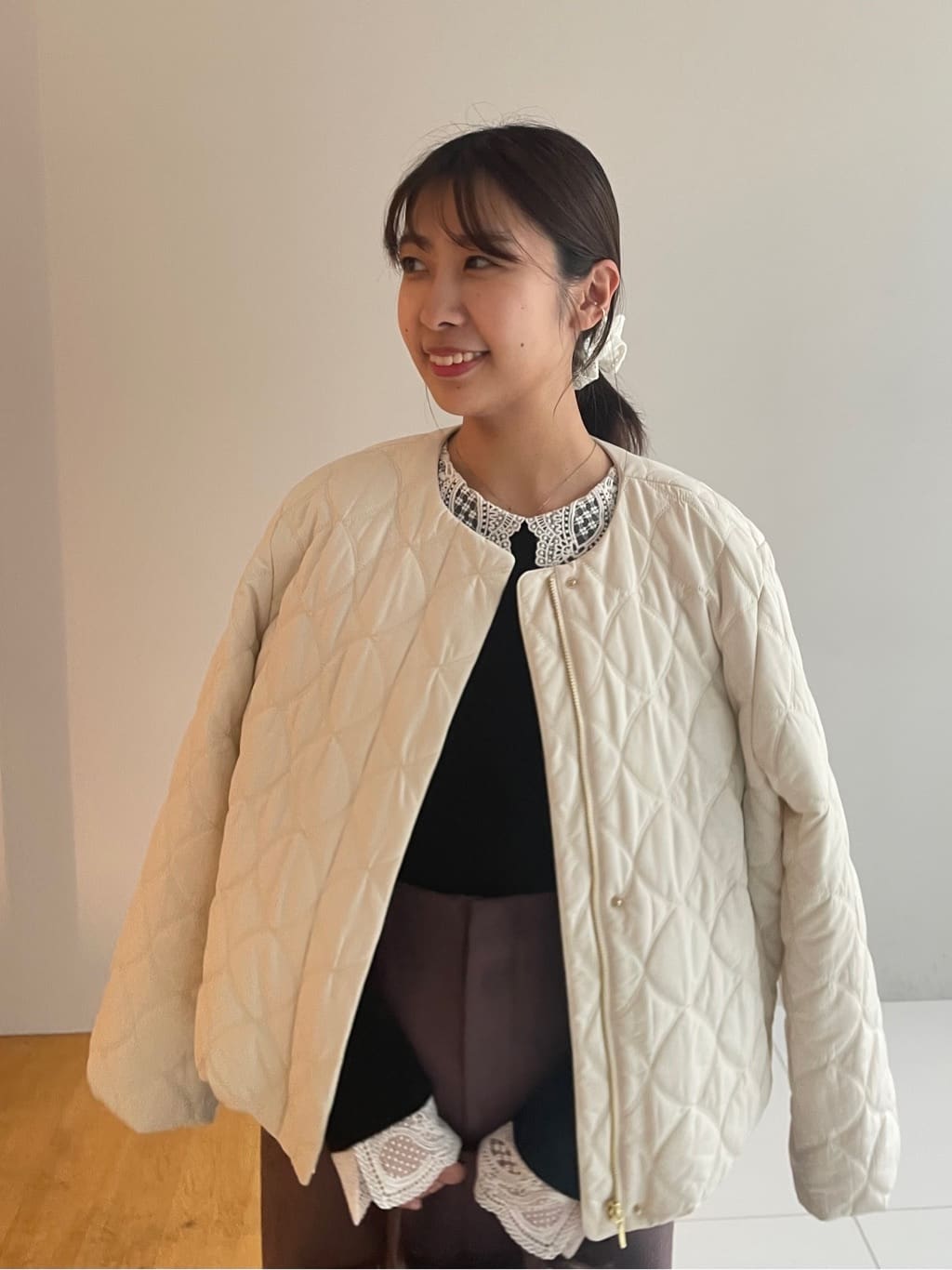 abeさんの「Couture brooch｜【洗える・ストレッチ・通勤】スエード調ダンボールIラインスカート」を使ったコーディネート
