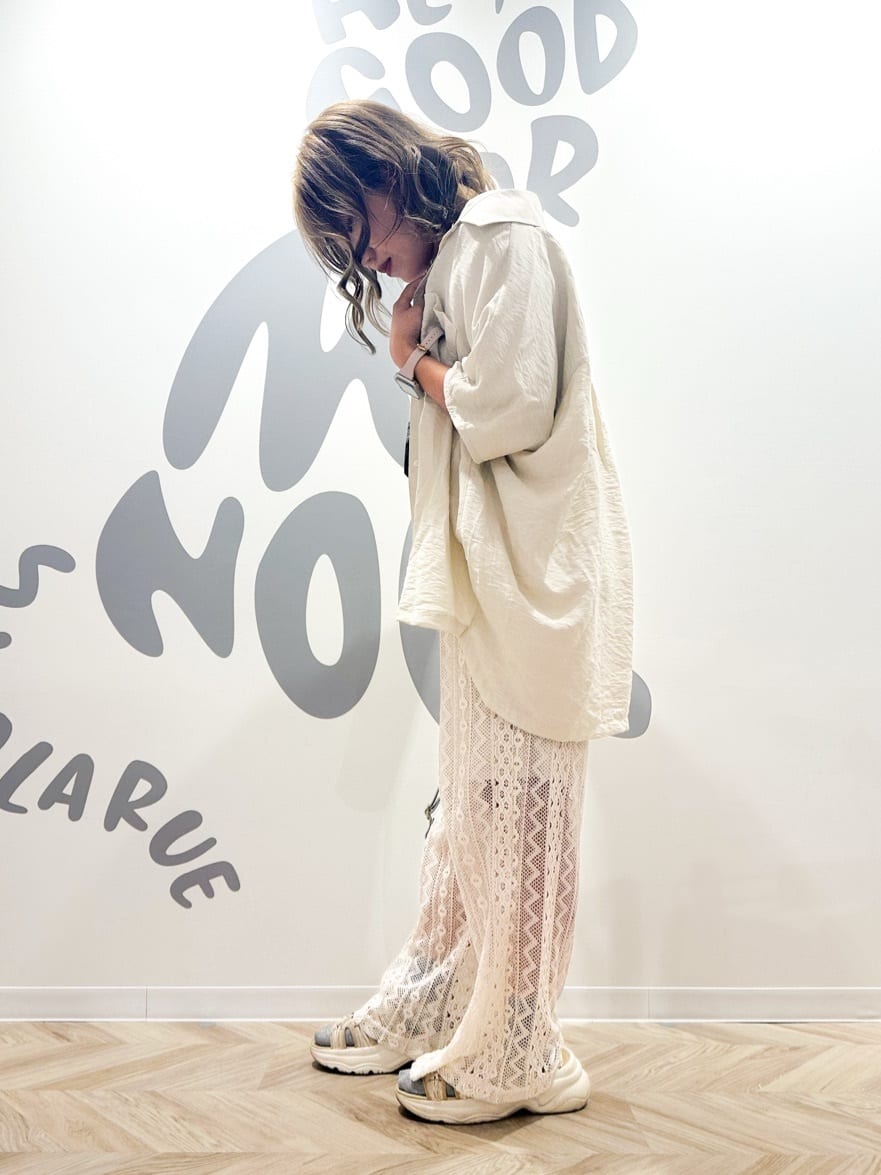 netさんの「SHOO･LA･RUE｜【洗える/S-LL/5分袖】1枚でも羽織としても。さらさらドレープシャツ」を使ったコーディネート
