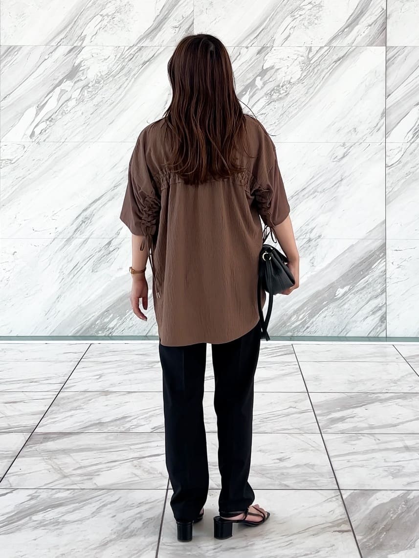 ちびゆきさんの「grove｜後ろ姿で魅せる　バックドロストシャーリングTシャツ」を使ったコーディネート