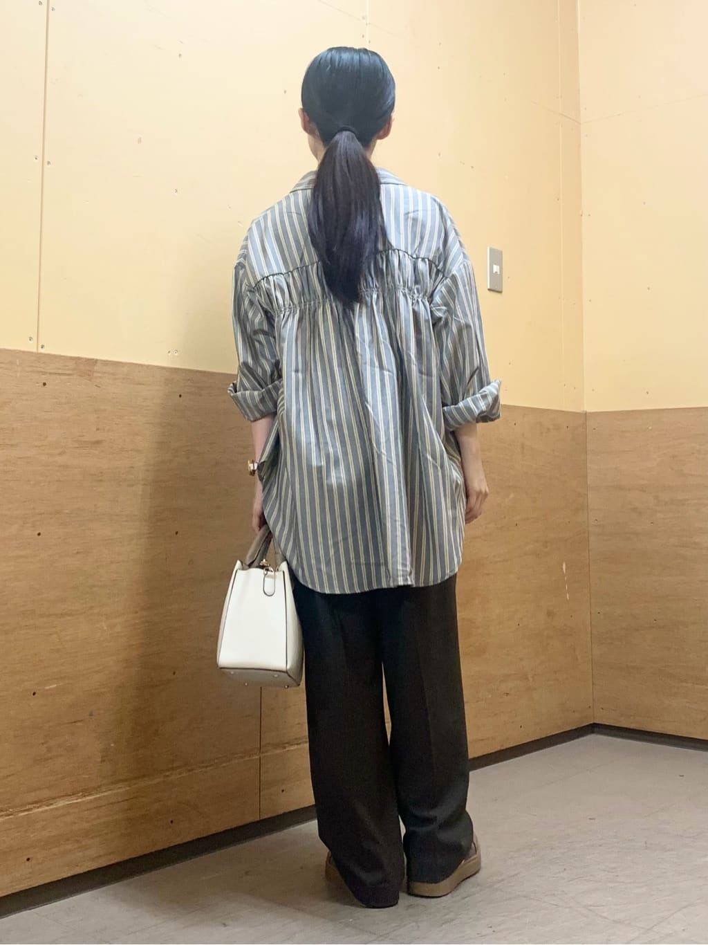 sahoさんの「THE SHOP TK｜【後ろ姿もサマになる】ストライプ バックシャーリングシャツ/体型カバー/洗える」を使ったコーディネート