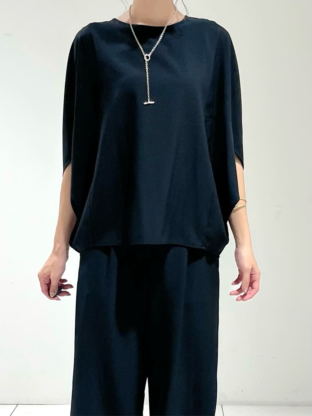 shioriさんの「INDIVI｜【体型カバー/SETUP可能】ジョーゼット　ドルマンブラウス」を使ったコーディネート