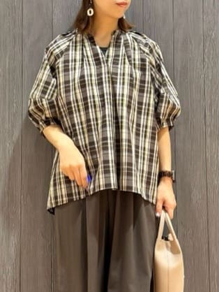 meiさんの「SHOO･LA･RUE｜【S-LL/洗濯後しわになりにくい】ランタンスリーブで女性らしく 5分袖スキッパーブラウス」を使ったコーディネート