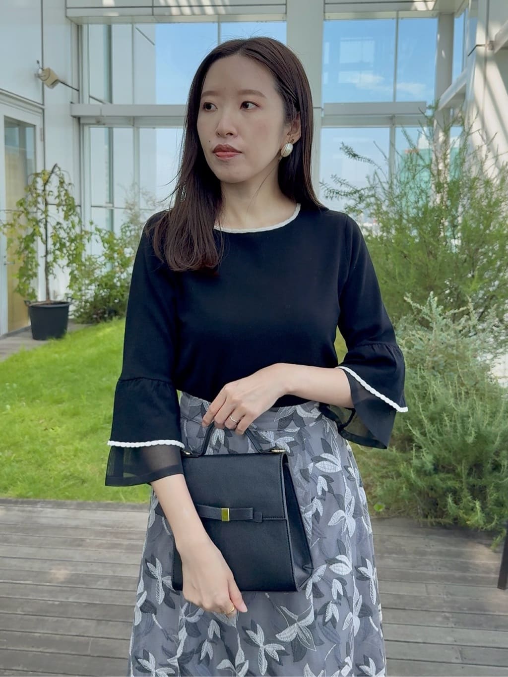 teiさんの「Couture brooch｜【フェミニン・着映え・通勤】シアーフレアー袖ニットトップス」を使ったコーディネート