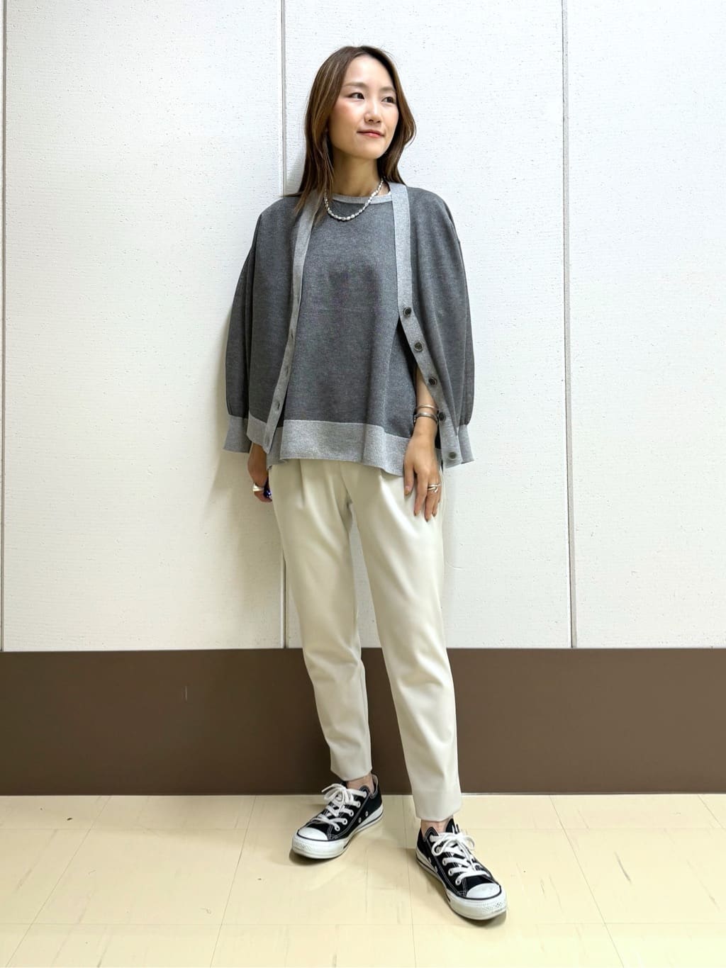mamiさんの「INDIVI｜人気NO.1【褒められパンツ／高ストレッチ／ウエストゴム】タックテーパードパンツ」を使ったコーディネート
