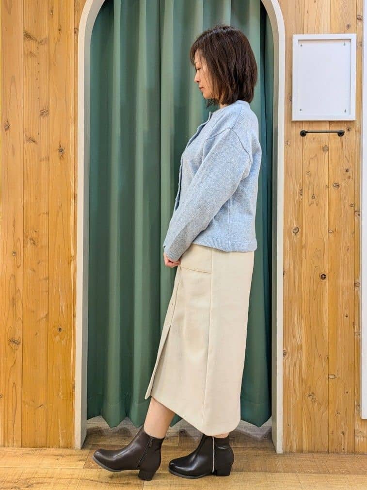 ショーコラさんの「SHOO･LA･RUE｜【S-LL/あったか】すらりときれい見え ベイカー風ナロースカート」を使ったコーディネート