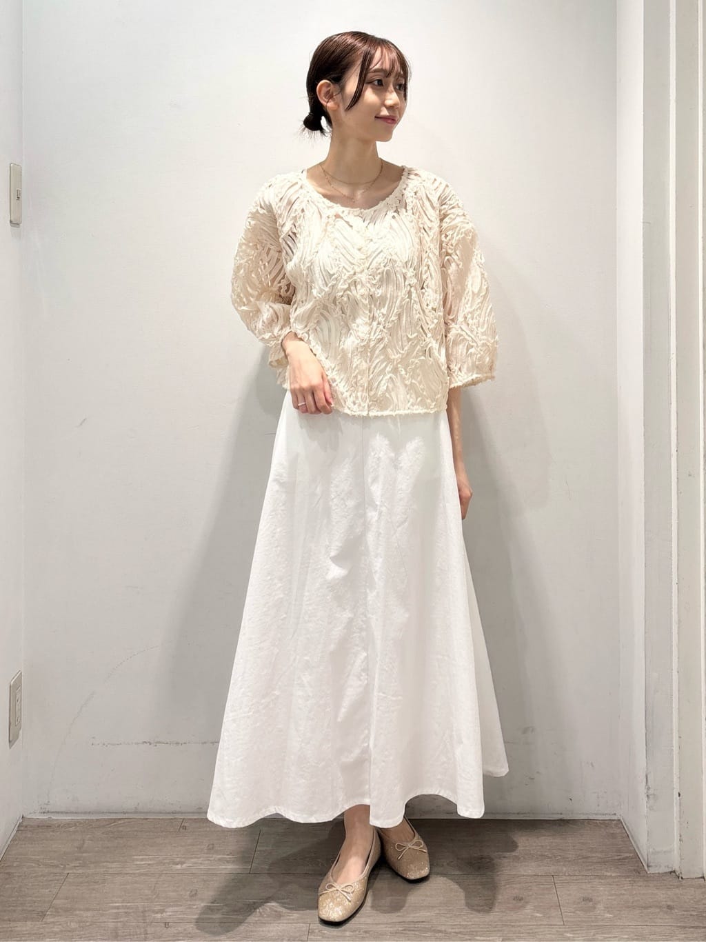 ぶまりんさんの「OPAQUE.CLIP｜シアー刺繍レース前開きブラウス【洗濯機洗い可】」を使ったコーディネート