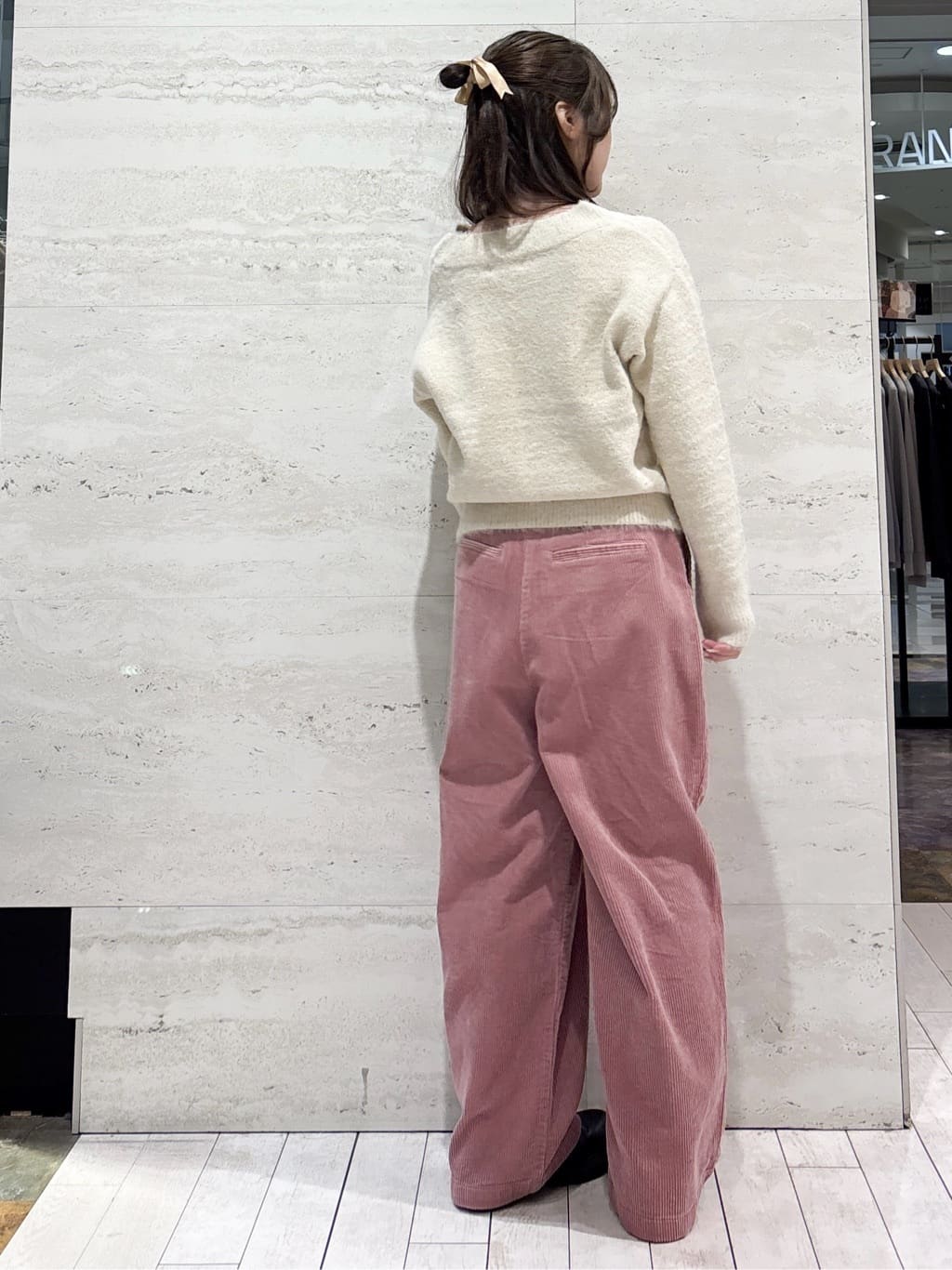 かほさんの「OPAQUE.CLIP｜コーデュロイタックワイドパンツ【洗濯機OK】」を使ったコーディネート