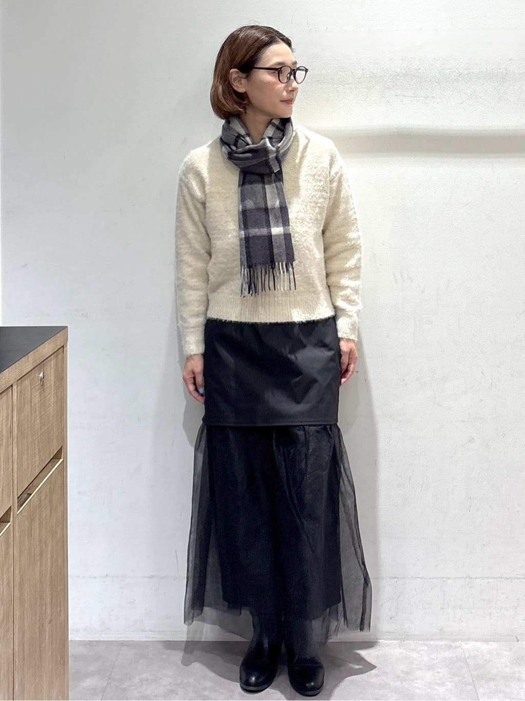 たけねぇさんの「OPAQUE.CLIP｜スパンコールフェザーVネックニット【洗濯機OK】」を使ったコーディネート