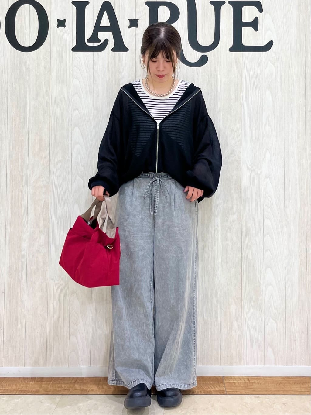 shiiさんの「SHOO･LA･RUE｜【セットアップ可/S-LL】リボン付き イージーワイドデニムパンツ」を使ったコーディネート