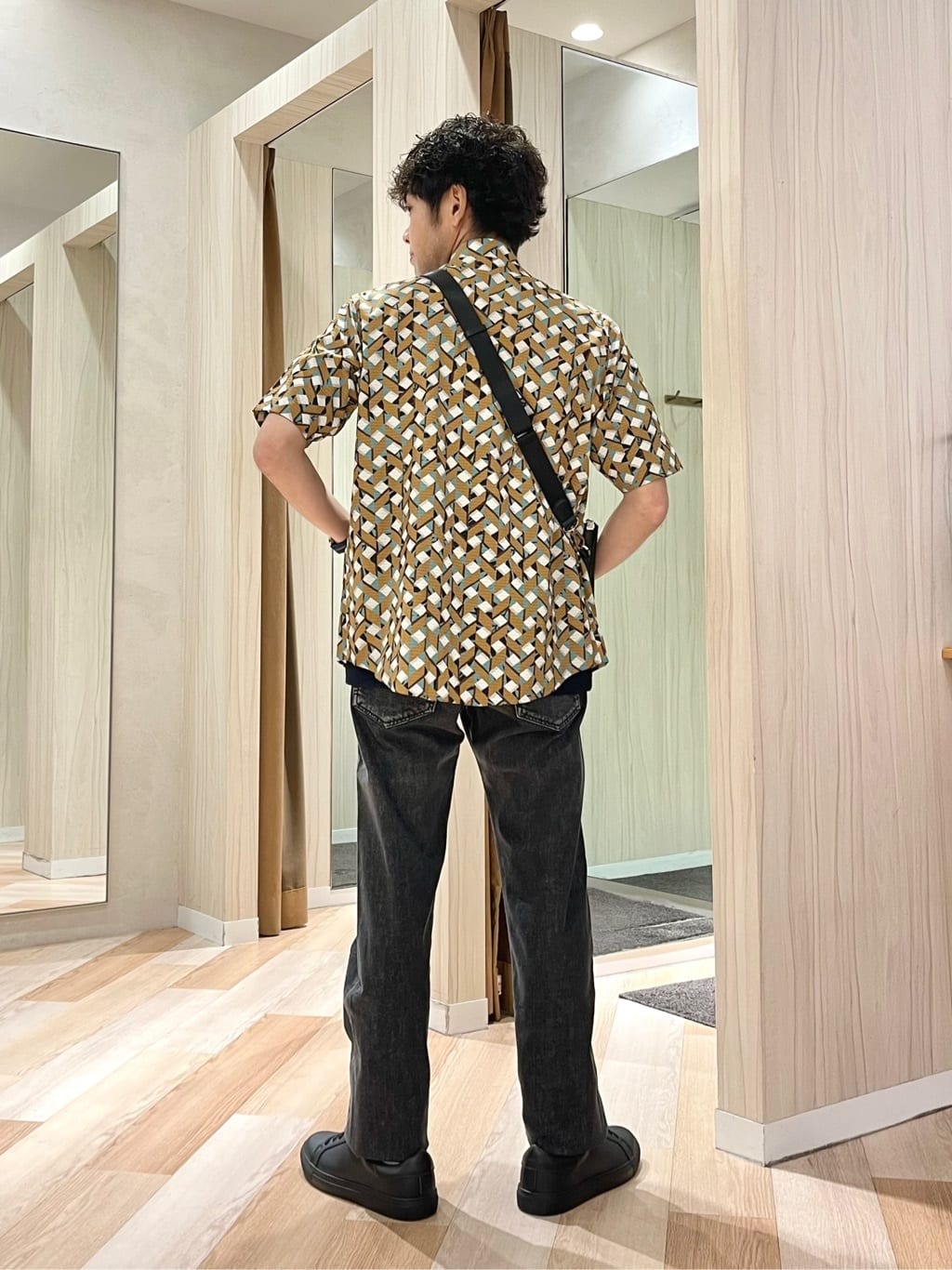 URAさんの「TAKEO KIKUCHI｜【COOL CITY WEAR】籠目アート柄 サッカーシャツ /通気性」を使ったコーディネート