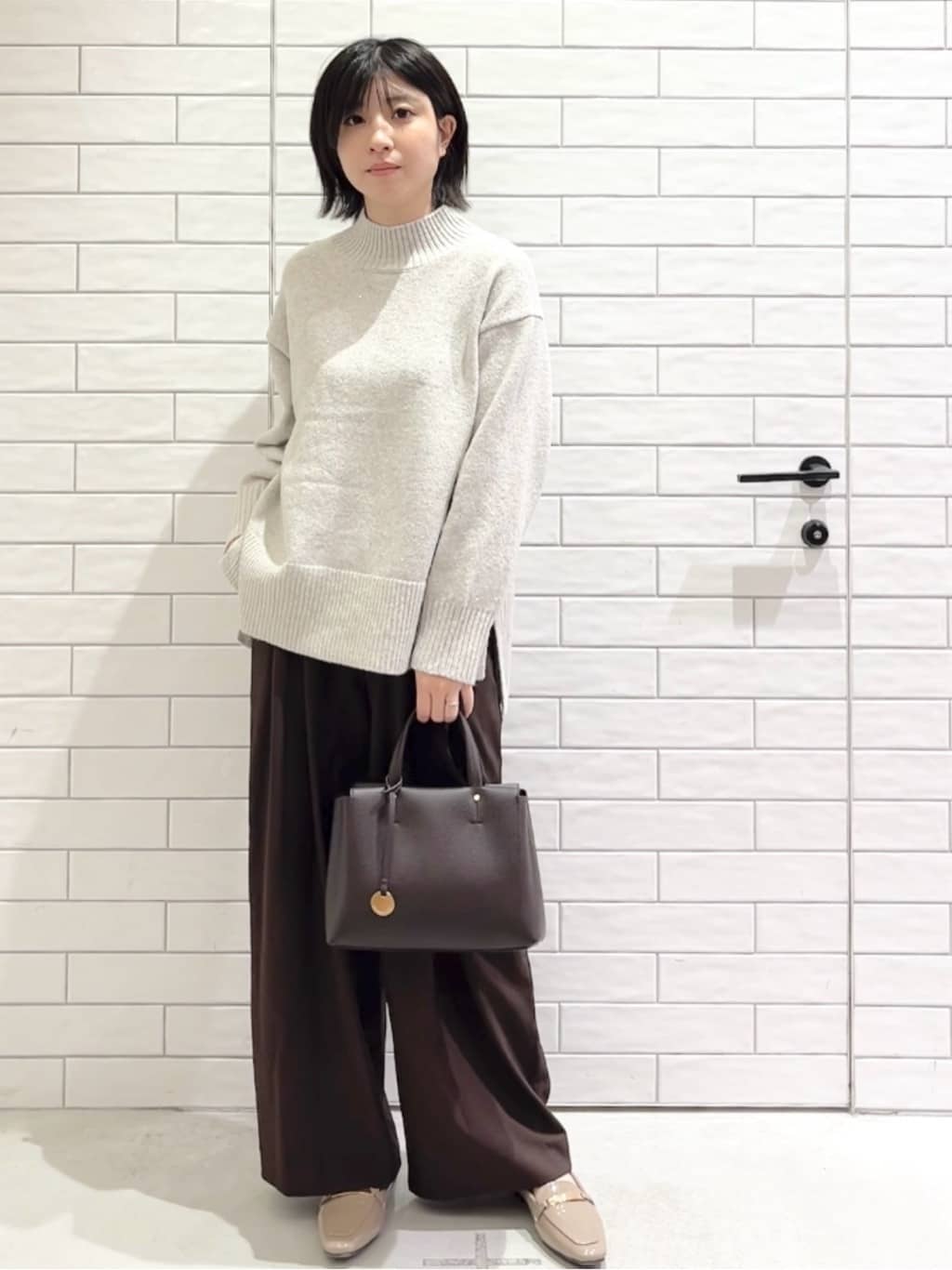 しおりさんの「OPAQUE.CLIP｜タックデザインワイドパンツ【洗濯機OK】」を使ったコーディネート