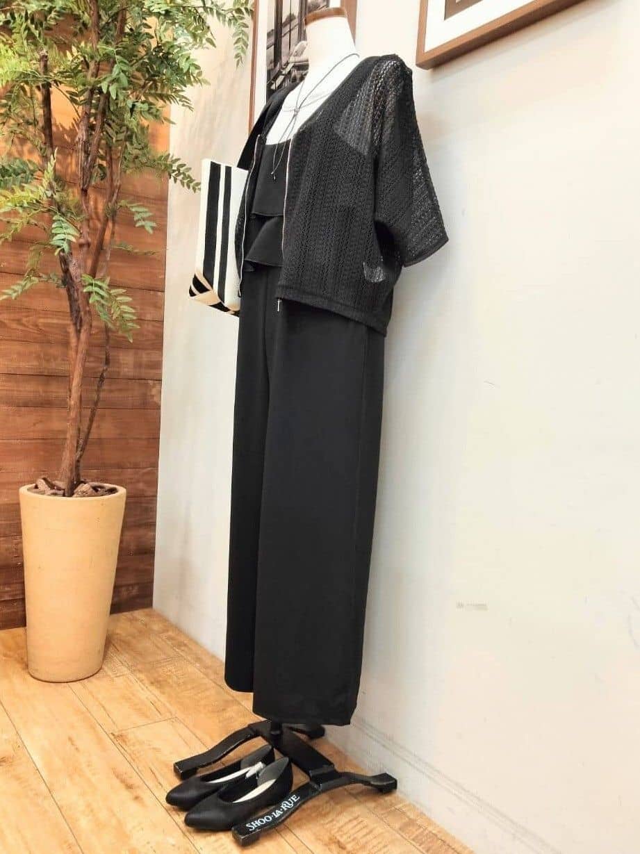 うっちーさんの「SHOO･LA･RUE｜【洗える/S-LL】季節の変わり目に 透かし柄が涼やか ジップブルゾン」を使ったコーディネート