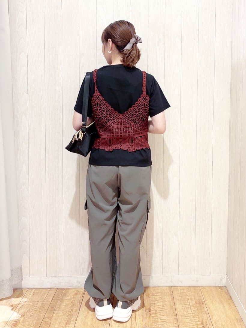 あいこさんの「SHOO･LA･RUE｜【2点セット/ひんやり】レースビスチェ＋Tシャツ」を使ったコーディネート
