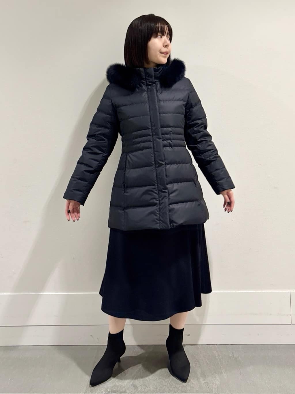 モエカさんの「UNTITLED｜【はっ水機能/フード取り外し可】ミディダウンコート」を使ったコーディネート
