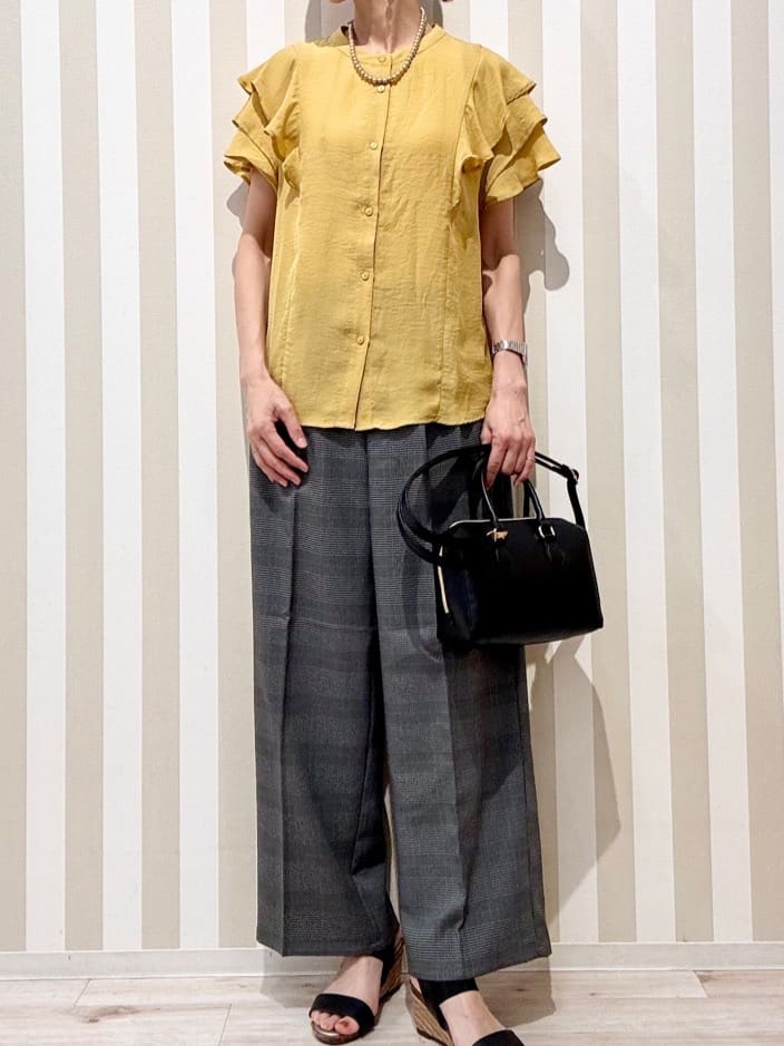 まつこさんの「SHOO･LA･RUE｜【無地/ドット柄】お袖フリルが華やぐ きれいめブラウス」を使ったコーディネート