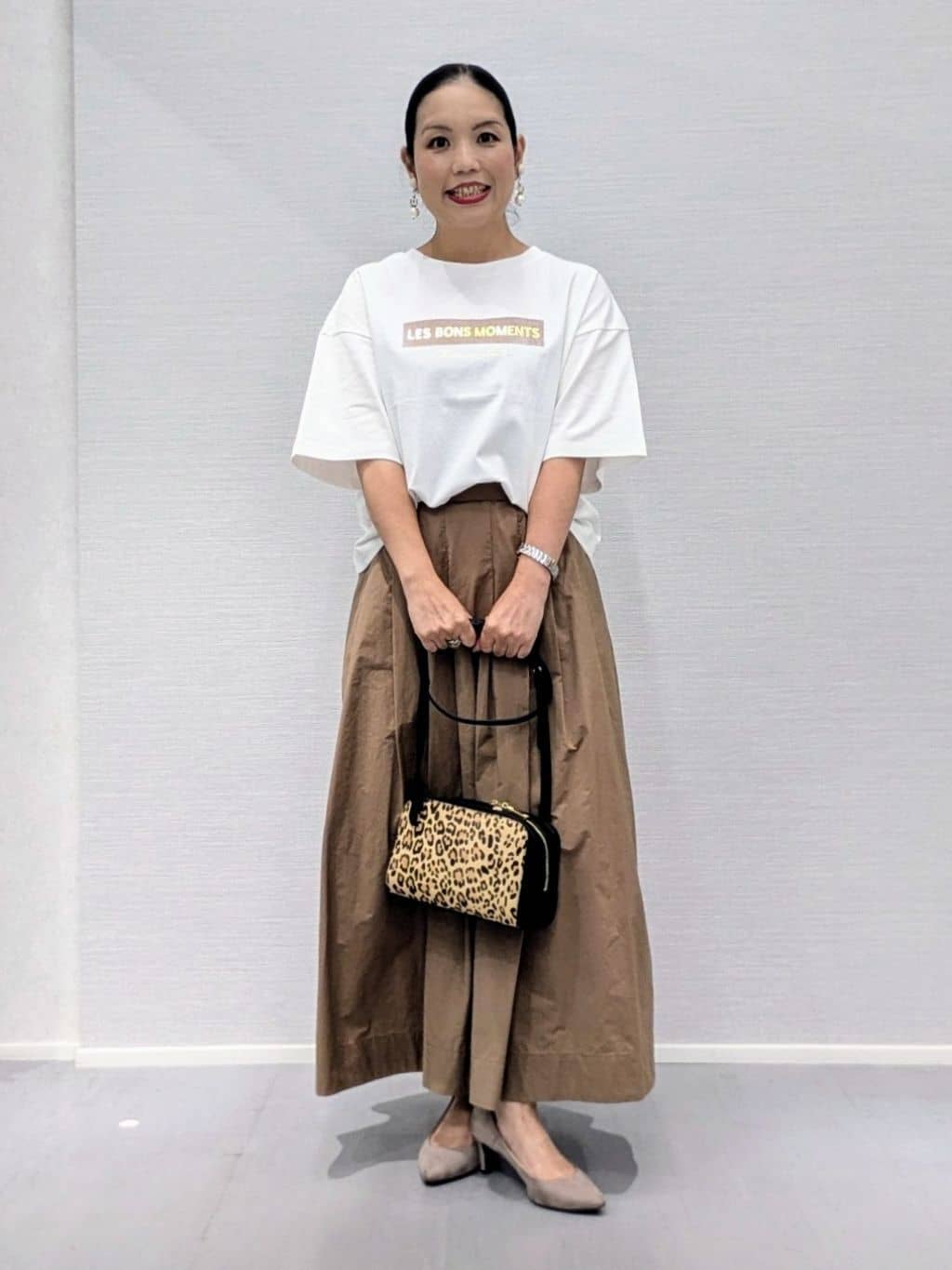 makkyさんの「UNTITLED｜【コットン100/ゆったり/ショート丈/洗える】ベロアロゴTシャツ」を使ったコーディネート
