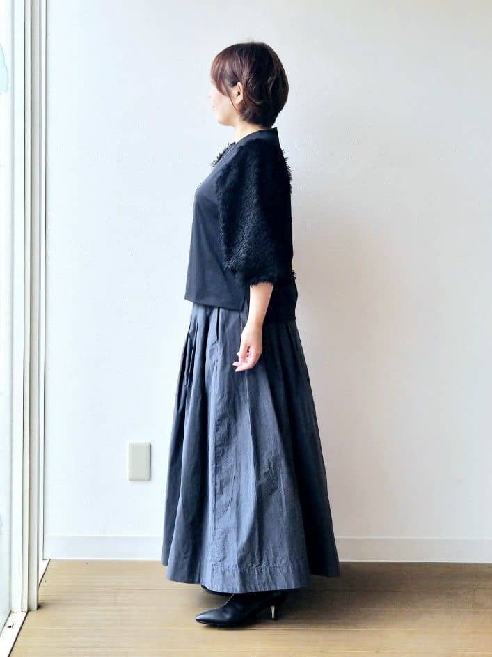 やじまさんの「UNTITLED｜【丸首/Tシャツ風/短丈】シャギースリーブ ポンチカットソー」を使ったコーディネート