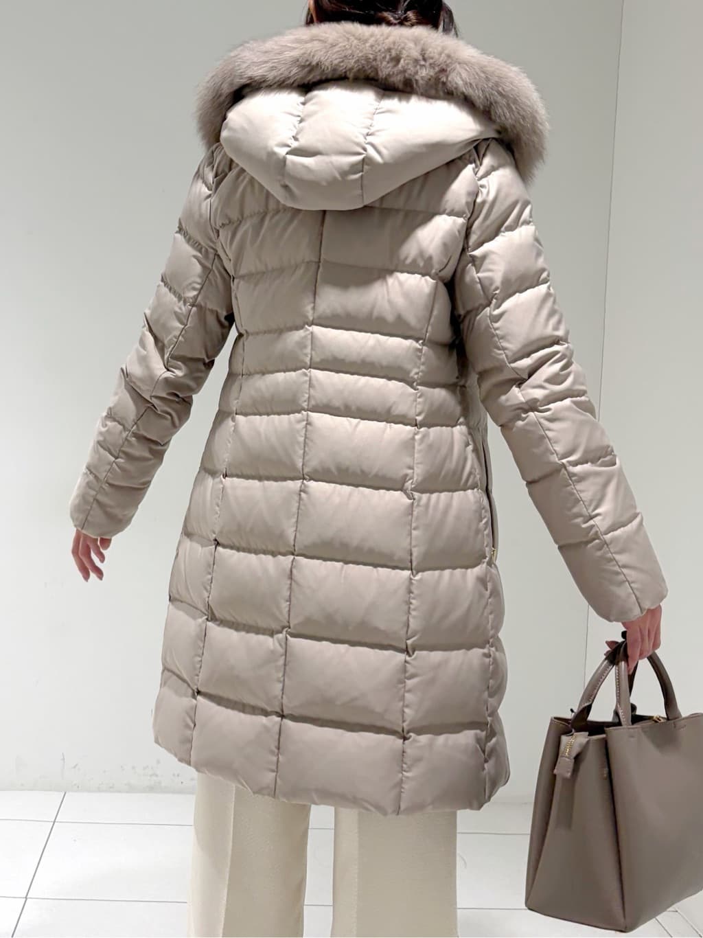 shioriさんの「INDIVI｜【名品／撥水／抗菌防臭】ロング丈リサイクルダウンコート」を使ったコーディネート