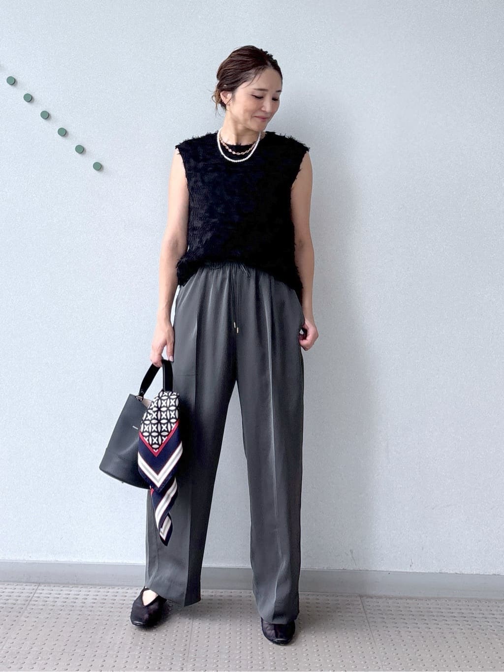 yoshikadoさんの「DRESSTERIOR｜シュリンクレザーバケットBAG」を使ったコーディネート