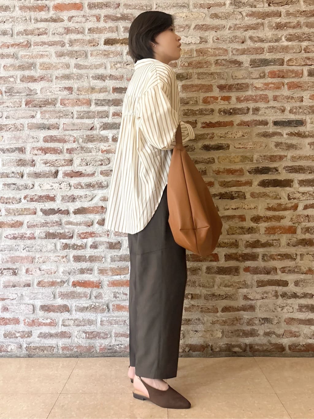 しばさんの「THE SHOP TK｜【後ろ姿もサマになる】ストライプ バックシャーリングシャツ/体型カバー/洗える」を使ったコーディネート