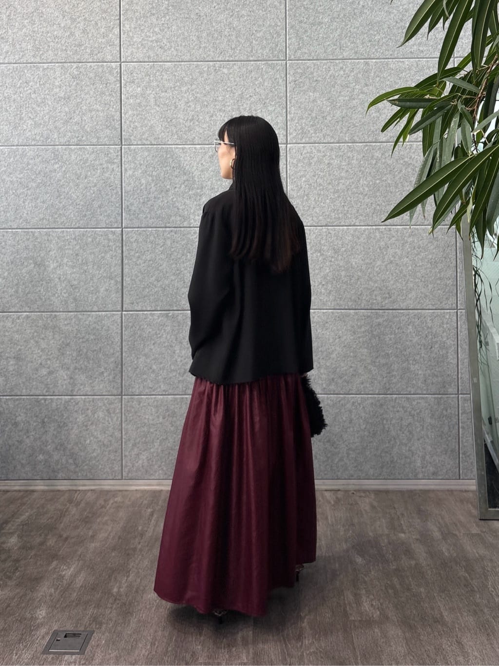rinaさんの「INDIVI｜レザーライクマキシスカート」を使ったコーディネート