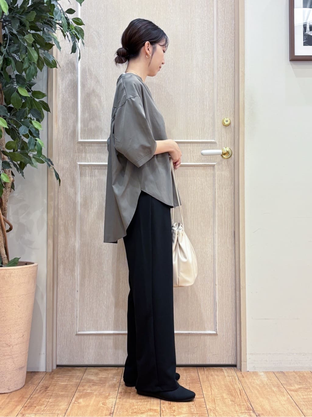 なみさんの「SHOO･LA･RUE｜【S-LL/洗濯後しわになりにくい】バックギャザーがアクセント スッキパーブラウス」を使ったコーディネート
