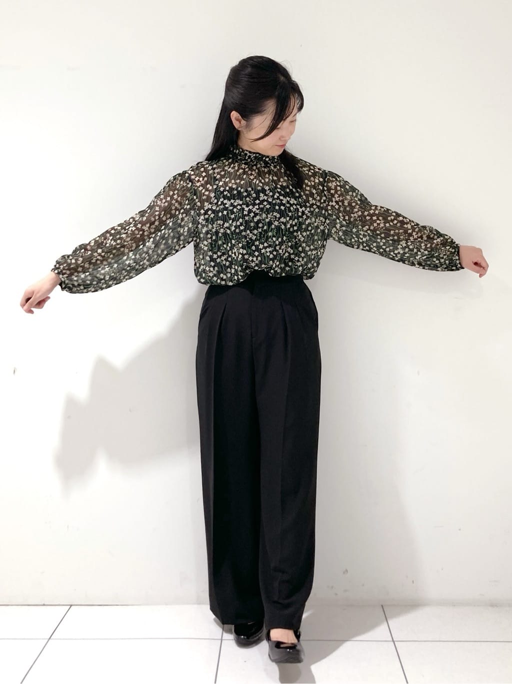 momokoさんの「INDIVI｜【秋映え柄/セットアップ可能】フラワーシフォンブラウス」を使ったコーディネート
