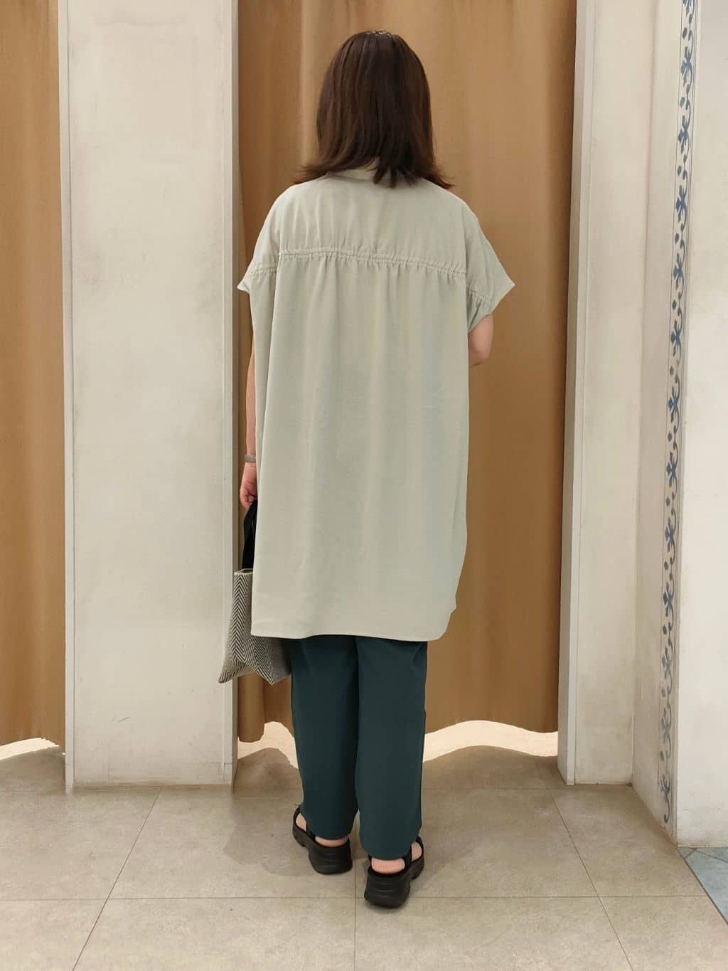 junさんの「SHOO･LA･RUE｜【S-LL/体型カバー】さらりとしたタッチが心地よい バックギャザーブラウス」を使ったコーディネート