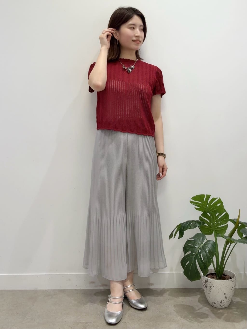 Suma Una本部スタッフさんの「SunaUna｜◆【フェイクパール付】フラワーモチーフショートネックレス」を使ったコーディネート