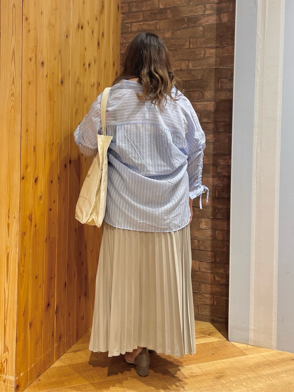 Risaさんの「SHOO･LA･RUE｜【S-LL】程よい透け感 ストライプ柄 お袖ギャザーデザインシャツ」を使ったコーディネート
