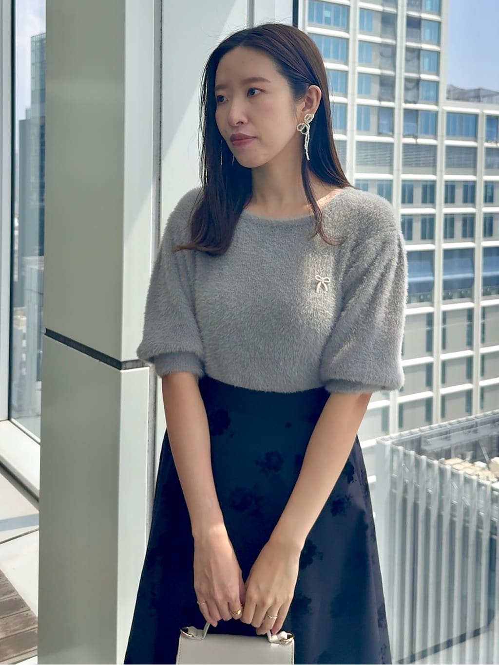 teiさんの「Couture brooch｜【美シルエット・通勤】フロッキーフラワープリントスカート」を使ったコーディネート