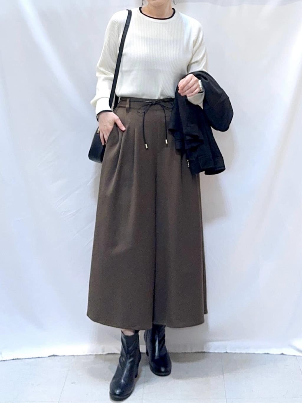 𝐇𝐢𝐫𝐨𝐦𝐢さんの「SHOO･LA･RUE｜【S-LL/2点セット】脚のラインを拾いにくい ベルト付きタックスカーチョパンツ」を使ったコーディネート
