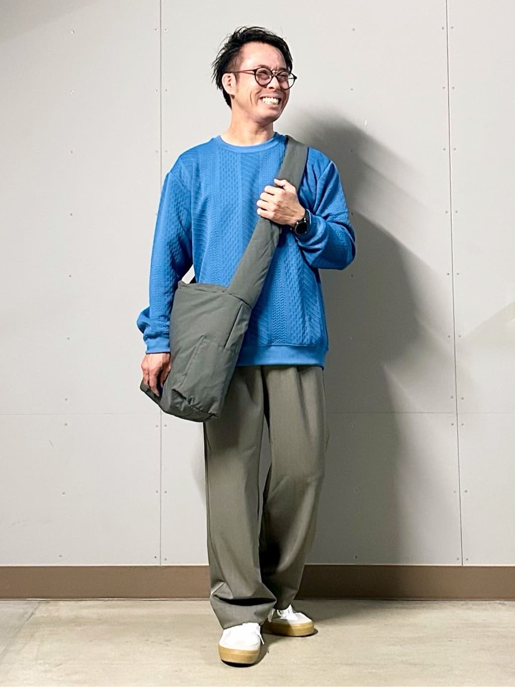 KENJI Iさんの「THE SHOP TK｜【無地に飽きた方へ】ふくれジャカードスウェット　洗濯機OK/6色展開/ユニセックスでおすすめ！」を使ったコーディネート