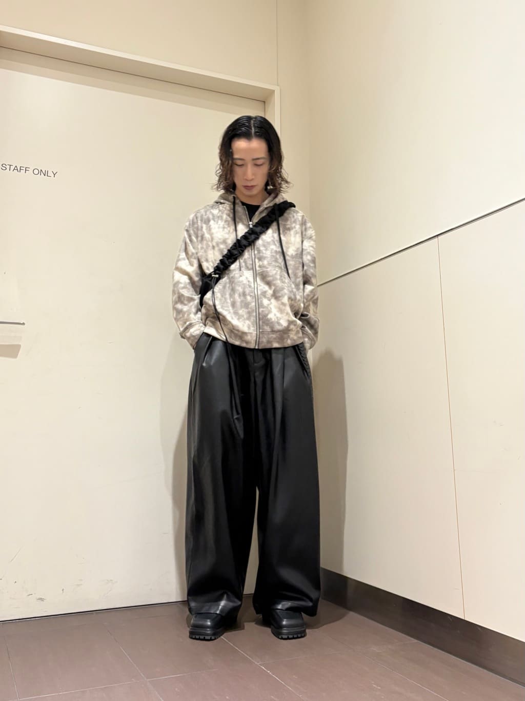 ナノシーさんの「tk.TAKEO KIKUCHI｜ヴィンテージライクプリント ジップパーカー」を使ったコーディネート