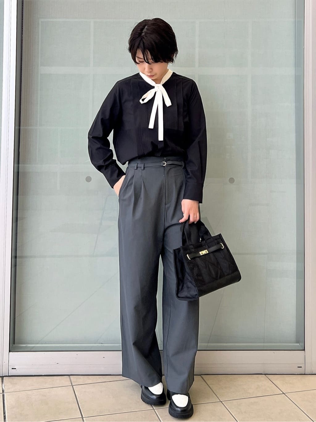 yo-koさんの「OPAQUE.CLIP｜ベルト付きタックワイドパンツ【洗濯機OK】」を使ったコーディネート