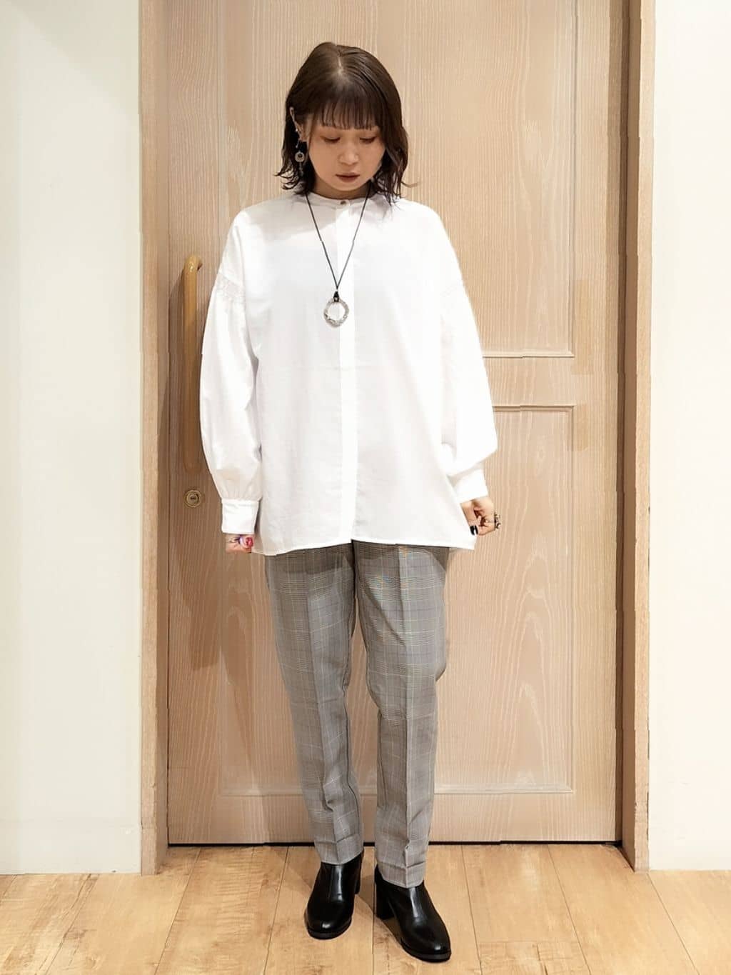 YUKIさんの「SHOO･LA･RUE｜【洗濯後しわになりにくい/吸水速乾/UVカット】着こなしで雰囲気いろいろ　お袖シャーリングシャツ」を使ったコーディネート