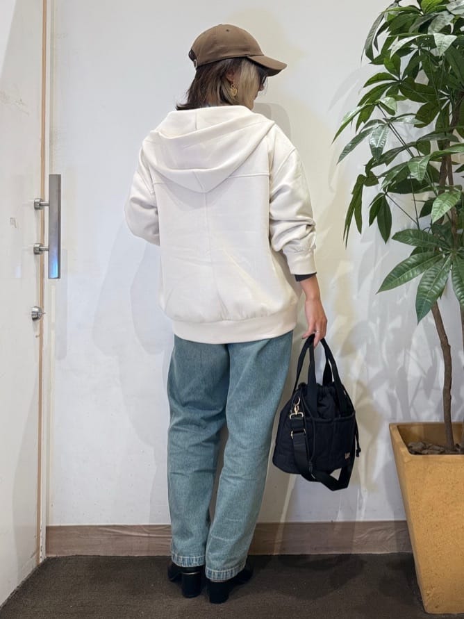 misakiさんの「SHOO･LA･RUE｜グラフィックアソート ベーシックロンT」を使ったコーディネート