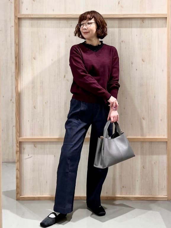 nakoさんの「THE SHOP TK｜【すっきりシルエットが叶う】大人のためのVネックニット/毛玉になりにくい/静電気防止/洗濯機OK」を使ったコーディネート