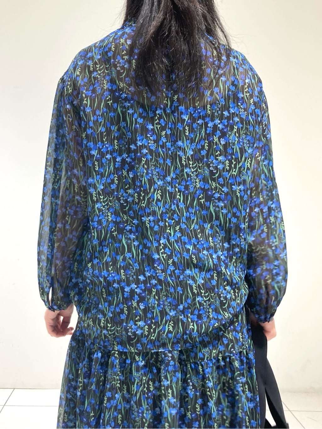 momokoさんの「INDIVI｜【秋映え柄/セットアップ可能】フラワーシフォンブラウス」を使ったコーディネート
