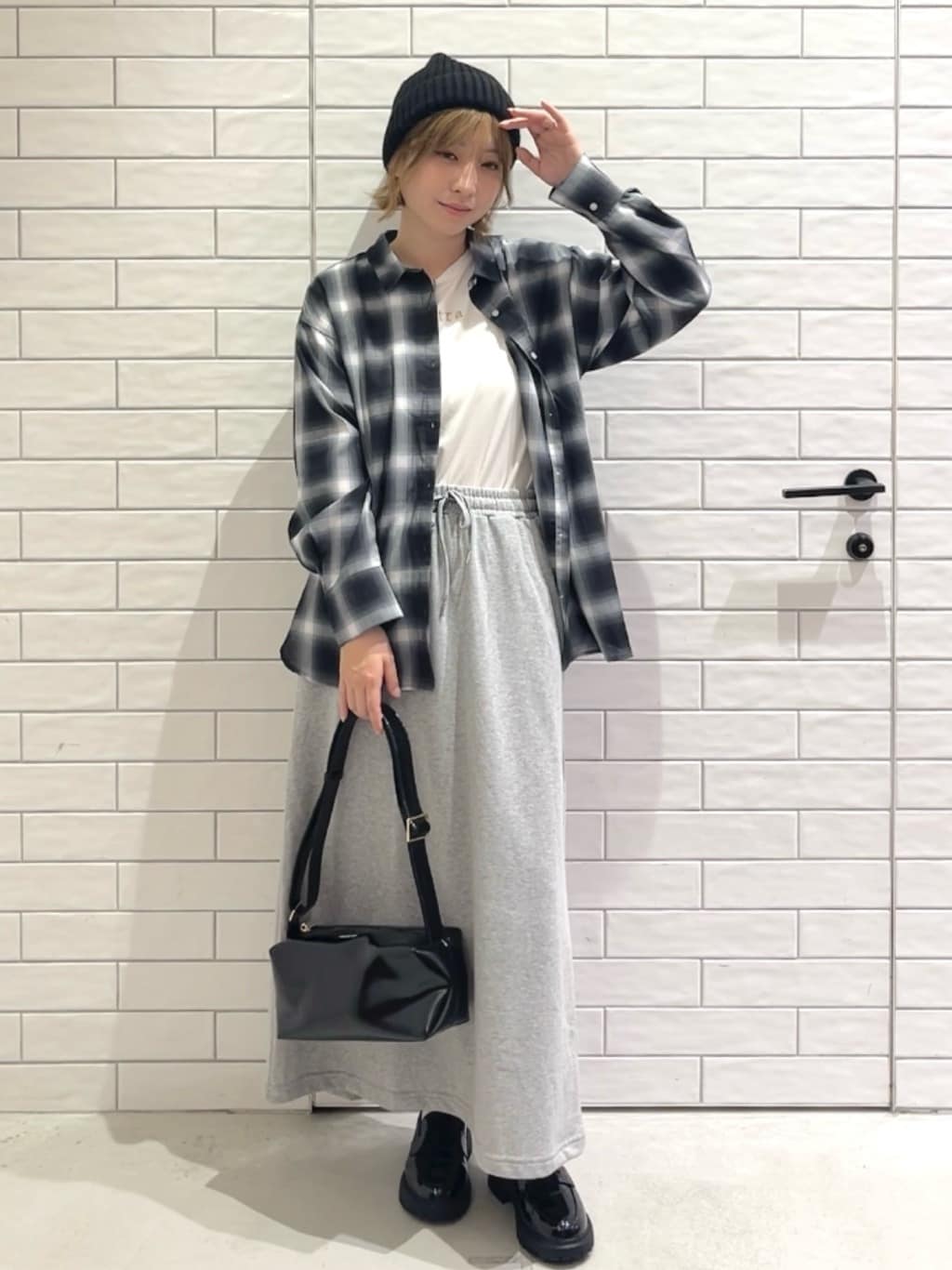 しおりさんの「OPAQUE.CLIP｜メタリック刺繍ロゴTシャツ【接触冷感／洗濯機洗い可】」を使ったコーディネート