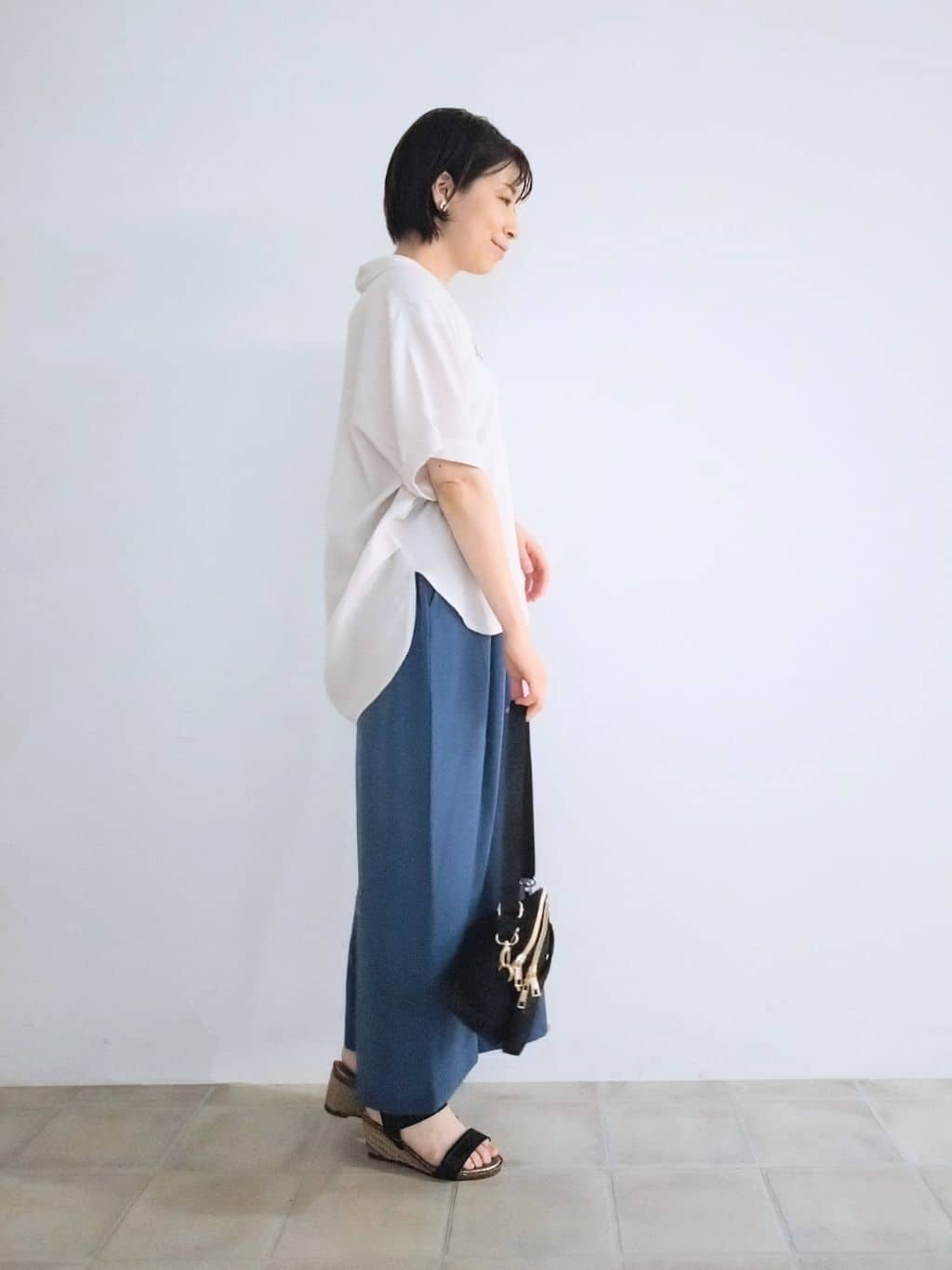 miomioさんの「SHOO･LA･RUE｜【S-LL/UV/接触冷感/抗菌防臭】体型を自然にカバー フレンチリネンブレンド襟付ドルマンシャツ」を使ったコーディネート
