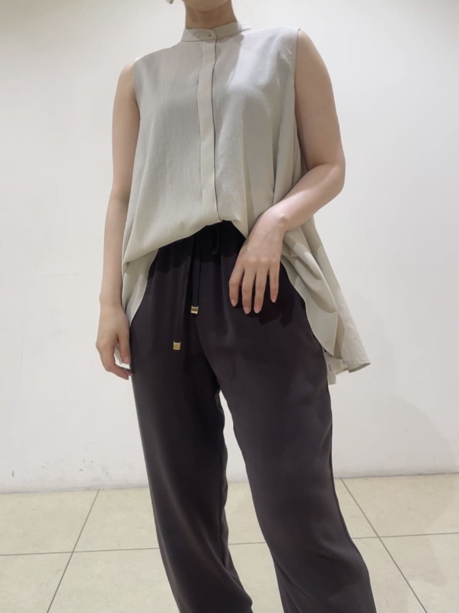 watanabeさんの「UNTITLED｜【接触冷感/吸水速乾】フレアバックシャンブラウス」を使ったコーディネート