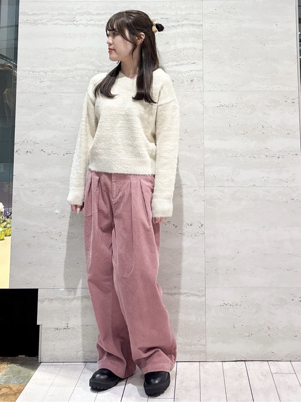 かほさんの「OPAQUE.CLIP｜コーデュロイタックワイドパンツ【洗濯機OK】」を使ったコーディネート