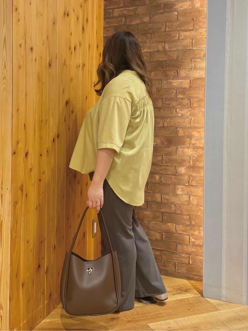 Risaさんの「SHOO･LA･RUE｜【S-LL/ストレッチ】脚のラインを拾いにくい スマートワイドパンツ」を使ったコーディネート