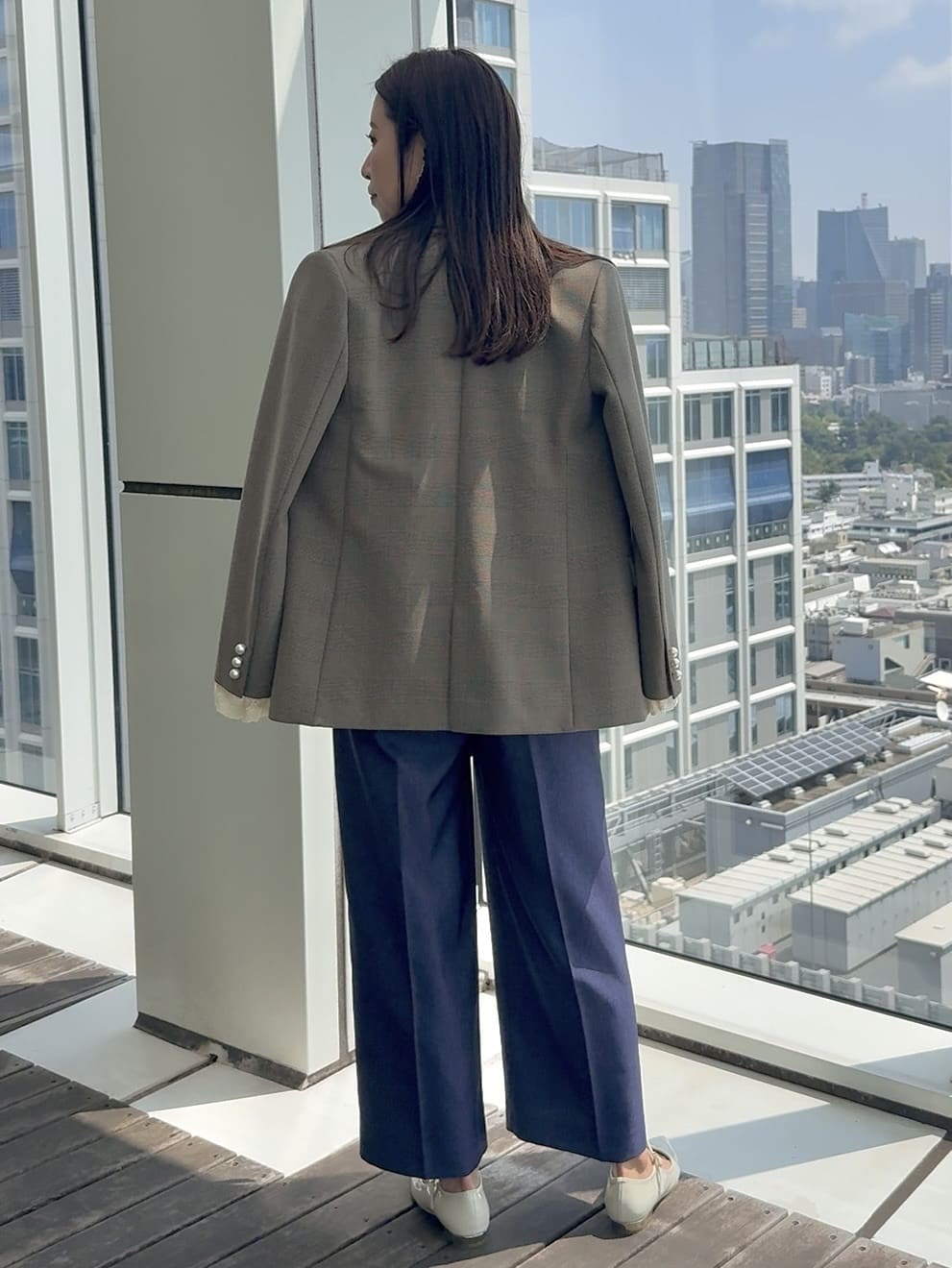 teiさんの「Couture brooch｜【高見え・きれいめ・通勤】レースカフス パール調釦テーラードジャケット」を使ったコーディネート