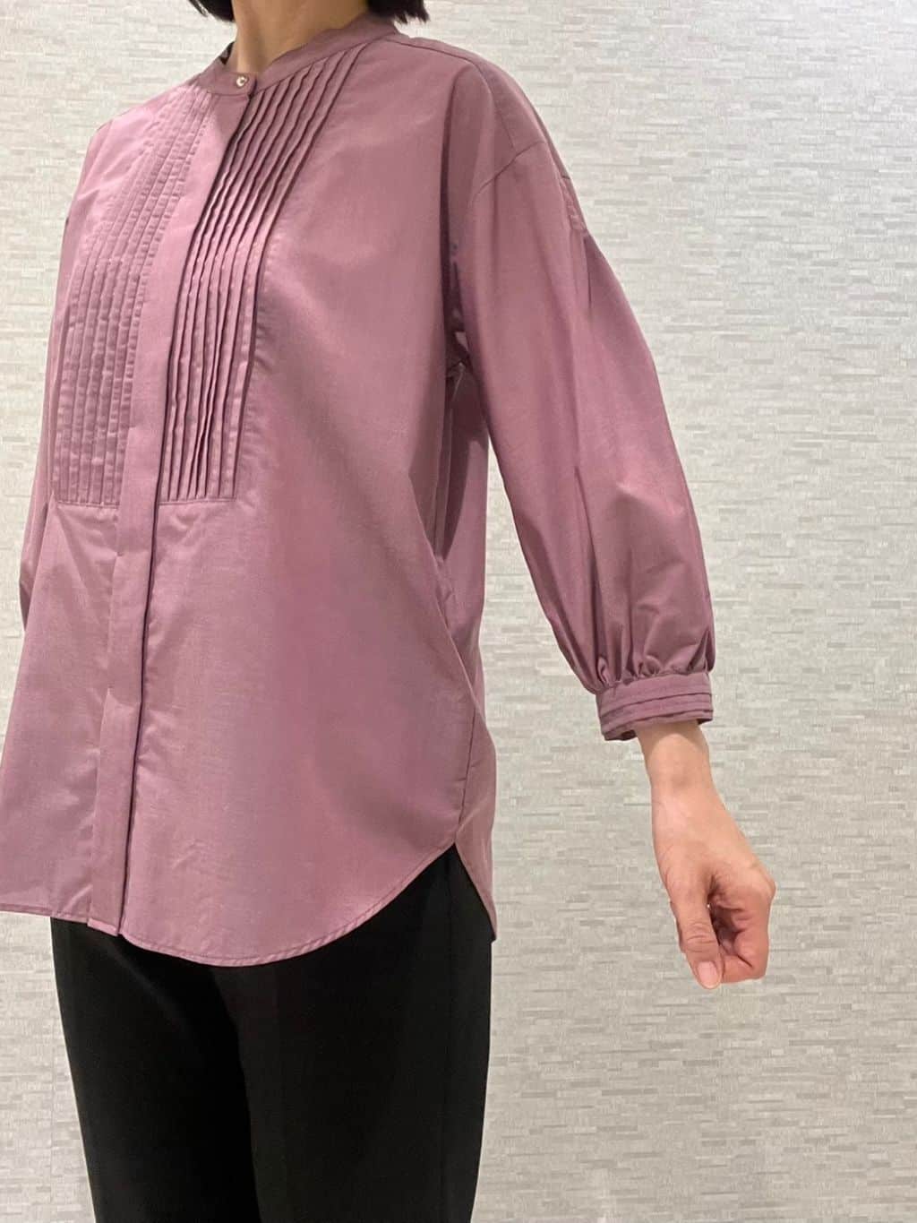 marikoさんの「Reflect｜【程よいゆとり感／体型カバー】ピンタックデザインシャンブレーブラウス」を使ったコーディネート