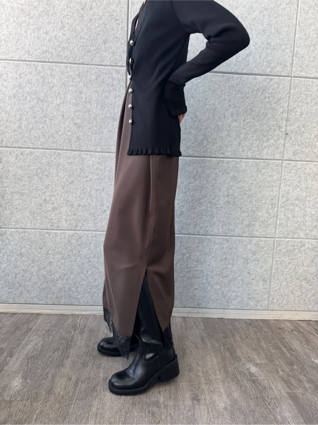 designer yukaさんの「CODE A｜metal buttons knit cardigan」を使ったコーディネート