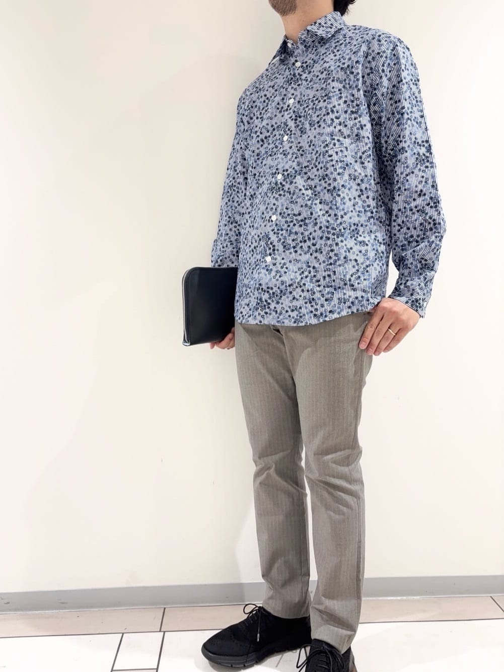 及川さんの「TAKEO KIKUCHI｜ストライプ小花 長袖シャツ」を使ったコーディネート