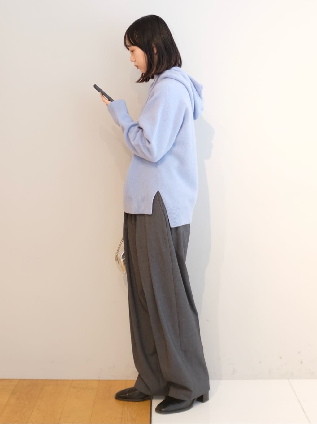 Kishimotoさんの「DRESSTERIOR｜カシミヤブレンドフードニット」を使ったコーディネート